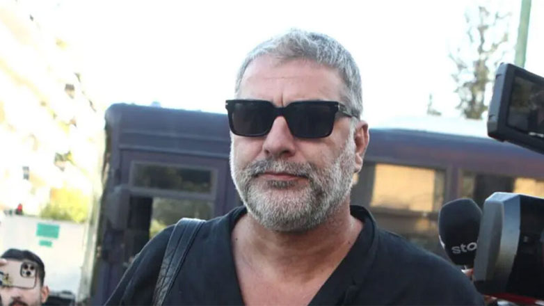 Bασίλης Μπισμπίκης: Η συνομιλία με τους καταγγέλλοντες έξω από τα δικαστήρια – Ξεκίνησε η δίκη