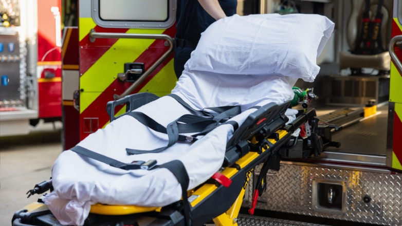 Άνοιξε η πόρτα του ασθενοφόρου και η ηλικιωμένη ασθενής βρέθηκε στο δρόμο