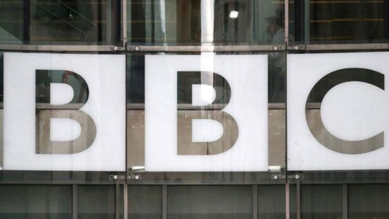 Πρώην ραδιοφωνικός παραγωγός του BBC κατηγορείται για τέσσερις βιασμούς