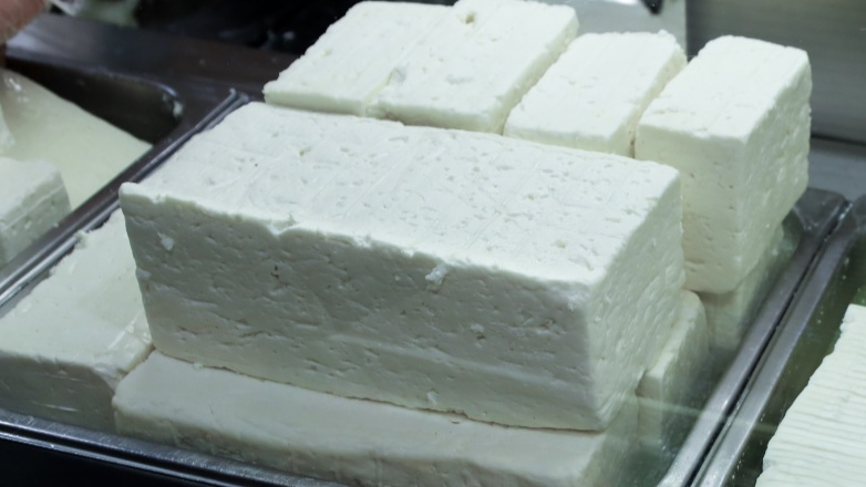 Άνδρας έκλεψε τυριά αξίας 25 ευρώ για να φάει αυτός και ο άρρωστος πατέρας του