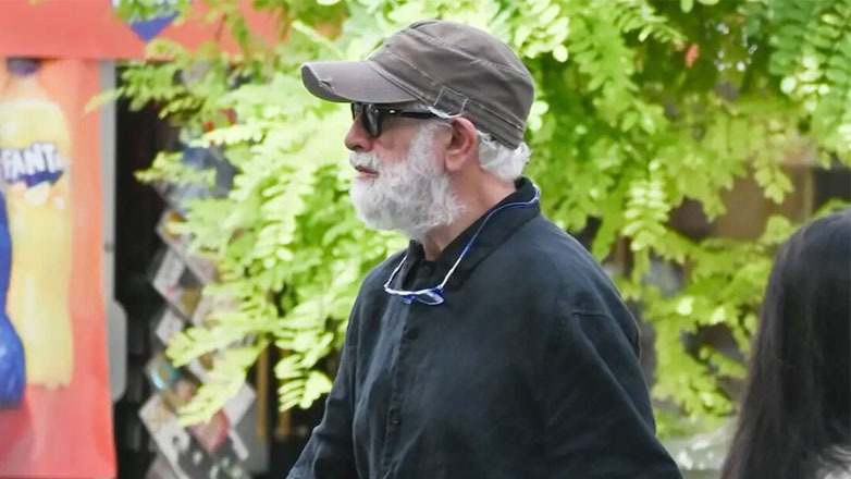 Πέτρος Φιλιππίδης: Αδυνατισμένος στην πρώτη του δημόσια εμφάνιση μετά τη φωτιά στο σπίτι του