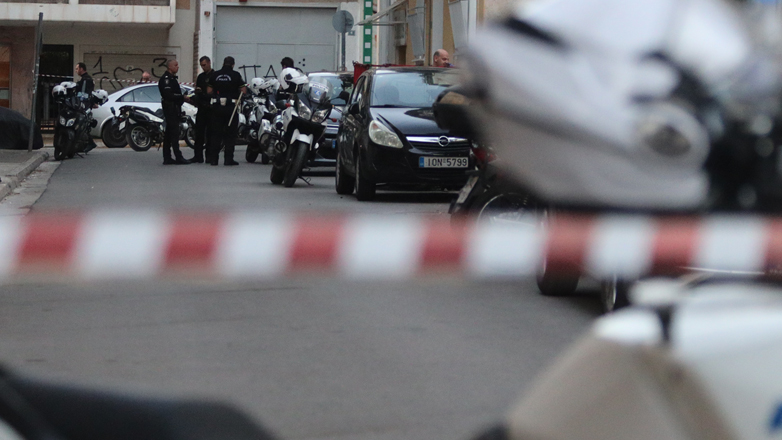 Θρίλερ στον Άγιο Παντελεήμονα με έναν νεκρό και έναν τραυματία σε διαμέρισμα