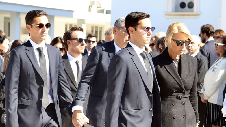 Μαρίσσα Λαιμού: Συντετριμμένη η οικογένειά της στην ταφή της στο Α’ Νεκροταφείο Αθηνών – Φωτογραφίες