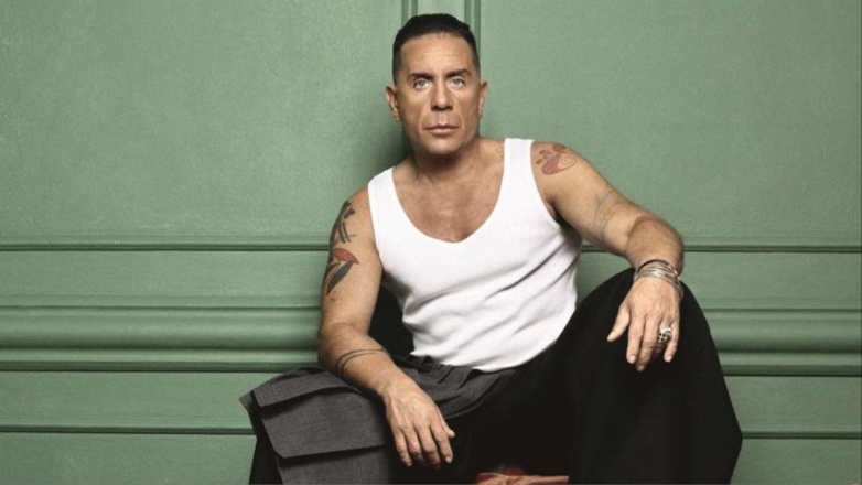 Γιώργος Μαζωνάκης: Ποζάρει σχεδόν γυμνός στο μπάνιο του ο τραγουδιστής – Δείτε το στιγμιότυπο