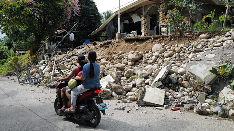Φιλιππίνες: Κάτοικοι καθαρίζουν τα συντρίμμια των δυο ισχυρών σεισμών