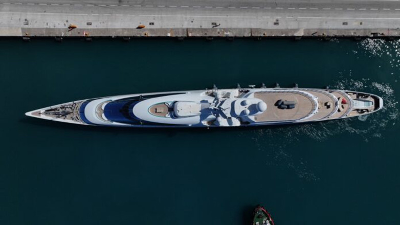 To YAS superyacht των 141 μέτρων στο παλιό λιμάνι της Πάτρας