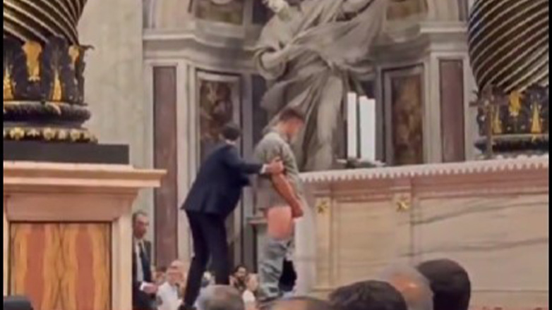 Ιταλός, κατά τα φαινόμενα διαταραγμένος, ούρησε εντός της Βασιλικής του Αγίου Πέτρου