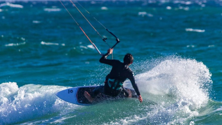 Θεσσαλονίκη: Έκανε kite surf, παρασύρθηκε από τον αέρα και τραυματίστηκε