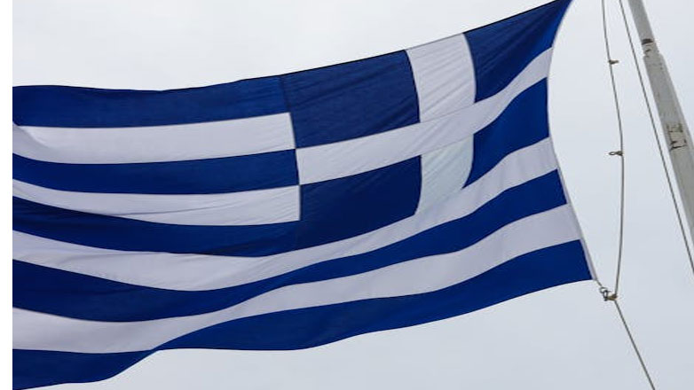 Γυναίκα από τη Δανία αφαίρεσε την ελληνική σημαία και επιτέθηκε σε αστυνομικό