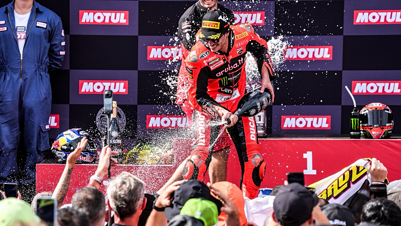 WorldSBK: Ο Bulega απαντά στον Toprak καθώς η μάχη του Tίτλου μεταφέρεται στην Χερέθ