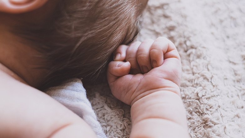 Το βρέφος που είσπνευσε ναρκωτικά που κάπνιζε ο πατέρας του διέφυγε τον κίνδυνο