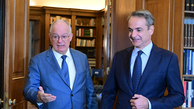 Συνάντηση Τασούλα – Μητσοτάκη λίγο πριν το ταξίδι του στην Αίγυπτο