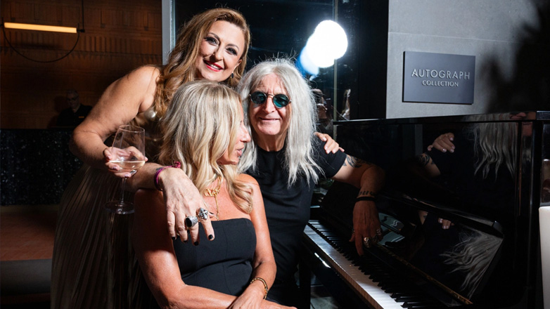 Με Νίκο Καρβέλα και λαμπερές προσωπικότητες το πάρτι της Θεοδοσίας Ζεγκινιάδου