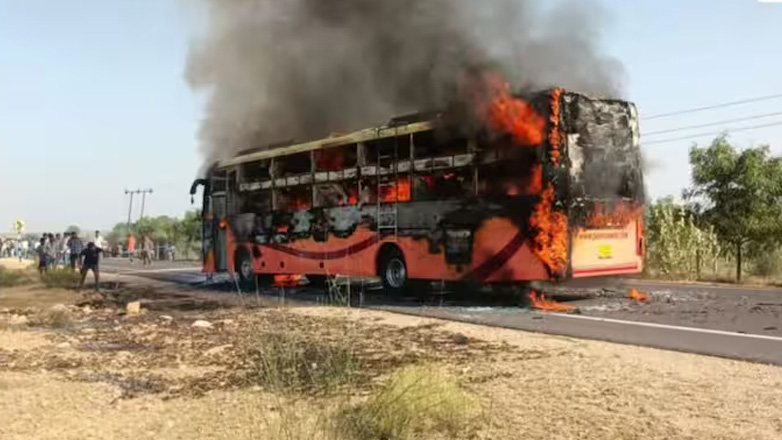 Ινδία: Τουλάχιστον 19 νεκροί από φωτιά σε λεωφορείο