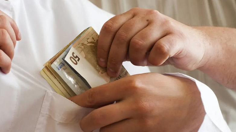 Θεσσαλονίκη: Καταδικάστηκε 52χρονος ογκολόγος για «φακελάκι» από καρκινοπαθή