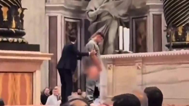 Συγκλονισμένος ο Πάπας Λέων για το περιστατικό με τον άνδρα που ούρησε στον βωμό του Αγίου Πέτρου