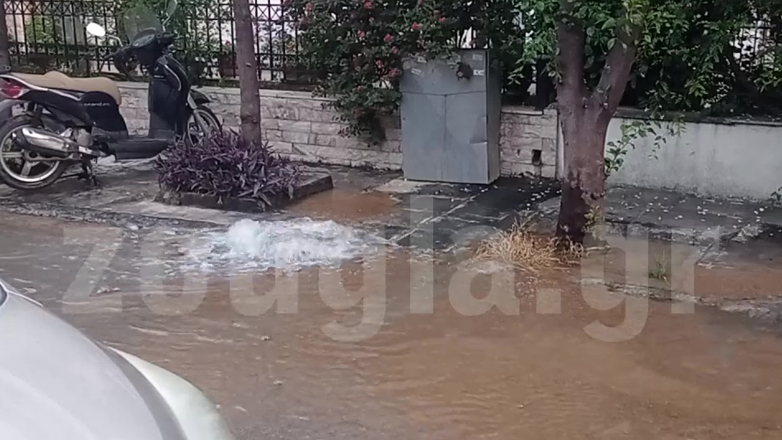 Έσπασε και πάλι ο αγωγός της ΕΥΔΑΠ επί της οδού Τραλλέων, στη Νέα Φιλαδέλφεια