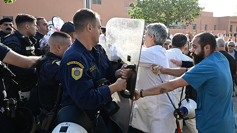 Ένταση στο «Αττικόν» κατά την επίσκεψη Μητσοτάκη και Γεωργιάδη