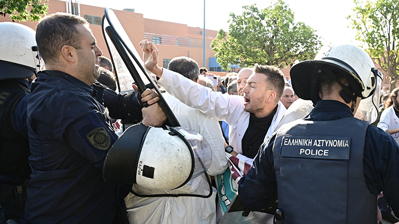 Φιμώνουν τους γιατρούς του «Αττικόν» μετά τα επεισόδια
