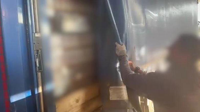 Οδηγός φορτηγού μετέφερε στοιβαγμένους στην καρότσα δέκα μετανάστες από την Κίνα