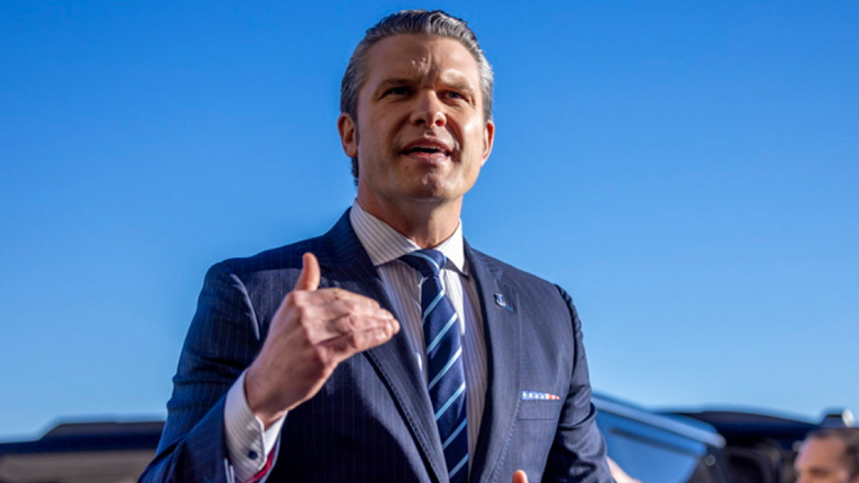 Αναγκαστική προσγείωση του αεροσκάφους που μετέφερε τον υπουργό Άμυνας των ΗΠΑ