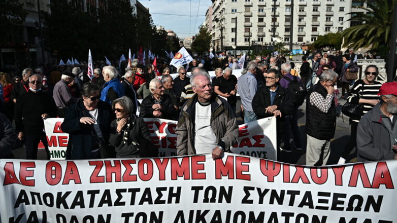 Πορεία προς το υπουργείο Εργασίας πραγματοποίησαν σήμερα οι συνταξιούχοι