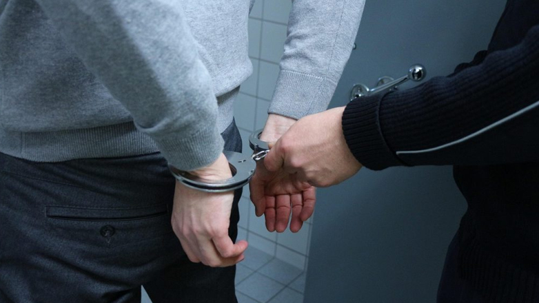 Χειροπέδες σε δύο 16χρονους που ξάφριζαν περίπτερα