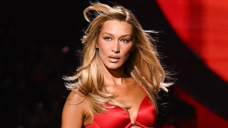 Θριαμβευτική επιστροφή για την Bella Hadid στο Victoria’s Secret Fashion Show