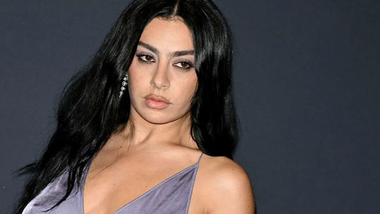 Charli XCX: «Έχω εμμονή με τις πλαστικές – Σκέφτομαι συνέχεια τι θέλω να αλλάξω»