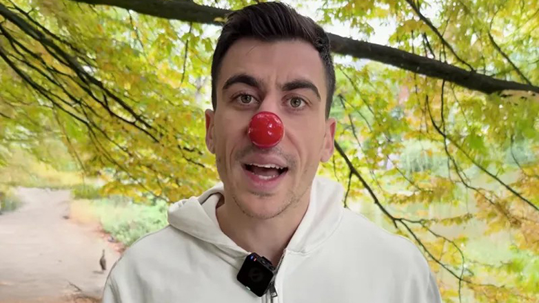 Με … μύτη κλόουν και Wi-Fi ο Φειδίας Παναγιώτου ιδρύει την «Άμεση Δημοκρατία»