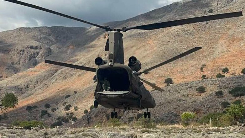 Αερομεταφορά εξοπλισμού με τη συνδρομή ελικοπτέρου του ΓΕΣ για τη λειτουργία του βιολογικού στο Λουτρό Σφακίων