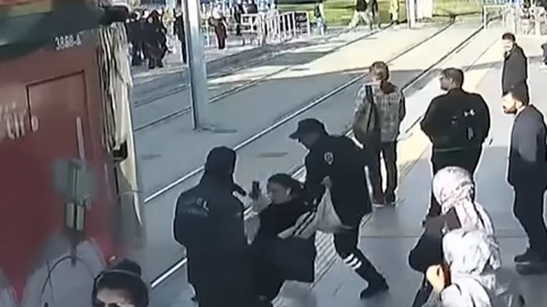 Τουρκία: Φύλακας ασφαλείας έσωσε νεαρή γυναίκα από βέβαιο θάνατο Τουρκία: Φύλακας ασφαλείας έσωσε νεαρή γυναίκα από βέβαιο θάνατο