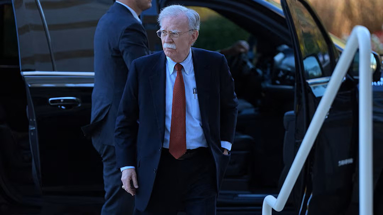 Τζον Μπόλτον: Παραδόθηκε στις Αρχές ο πρώην σύμβουλος του Τραμπ – Κατηγορείται για διαρροή «ευαίσθητων πληροφοριών»