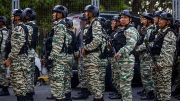 Η Βενεζουέλα αναπτύσσει στρατιωτικές δυνάμεις στα σύνορα με την Κολομβία