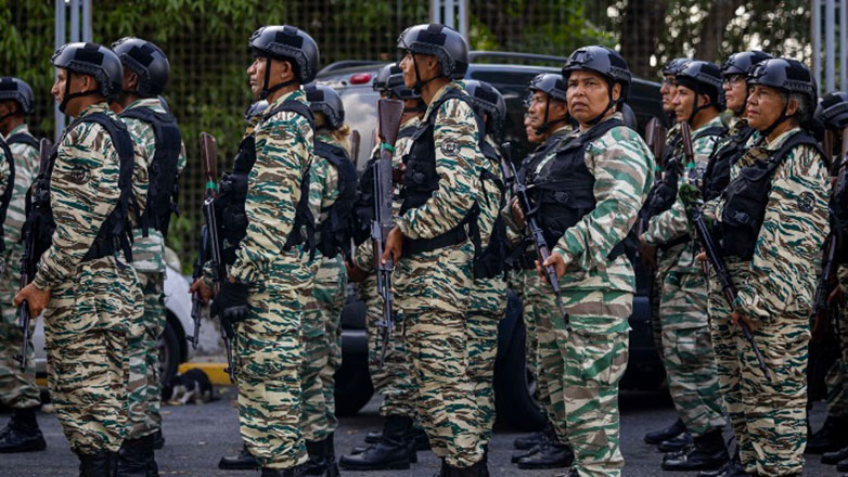 Η Βενεζουέλα αναπτύσσει στρατιωτικές δυνάμεις στα σύνορα με την Κολομβία