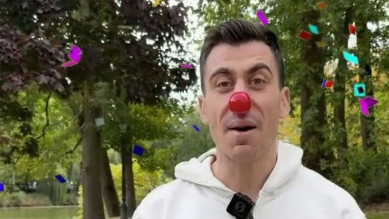 Φειδίας Παναγιώτου: Με μύτη κλόουν ανακοίνωσε την ίδρυση του κόμματός του