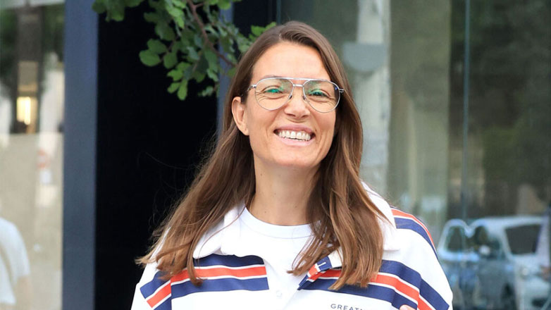 Βίκυ Καγιά: Για χαλαρή βόλτα στο κέντρο της Γλυφάδας – Η αλλαγή στα μαλλιά της