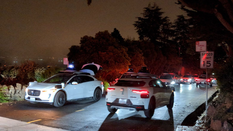 Κάλεσαν, ως φάρσα, 50 αυτοκινούμενα ταξί στην ίδια διεύθυνση την ίδια ώρα, προκαλώντας κυκλοφοριακό κομφούζιο (Βίντεο)