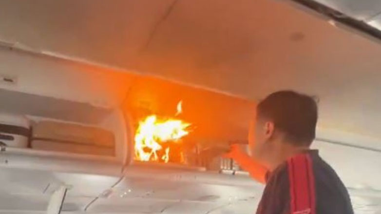 Φωτιά σε χειραποσκευή κατά τη διάρκεια πτήσης – Βίντεο με σκηνές πανικού