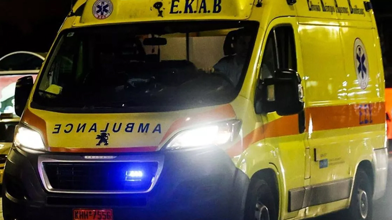 ΙΧ καρφώθηκε σε δέντρο στο Μενίδι