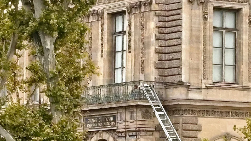 Λούβρο: Μέσα σε επτά λεπτά εξαφανίστηκαν με τα κοσμήματα του Ναπολέοντα