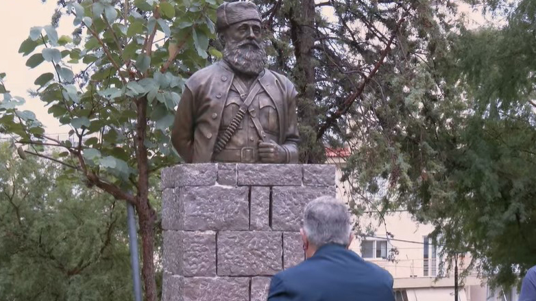 Αποκαλυπτήρια της προτομής του Άρη Βελουχιώτη στην Πετρούπολη