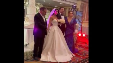 Σάλος στο Ιράν με το αβυσσαλέο ντεκολτέ στο νυφικό κόρης συμβούλου του Χαμενεΐ