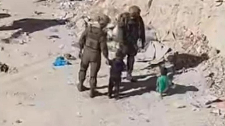 Ισραηλινοί στρατιώτες ρίχνουν στο έδαφος και σέρνουν μικρά παιδιά Ισραηλινοί στρατιώτες ρίχνουν στο έδαφος και σέρνουν μικρά παιδιά