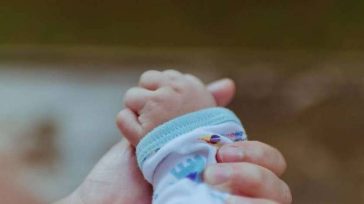 Βρέφος έπεσε από την κούνια του και νοσηλεύεται στην Εντατική