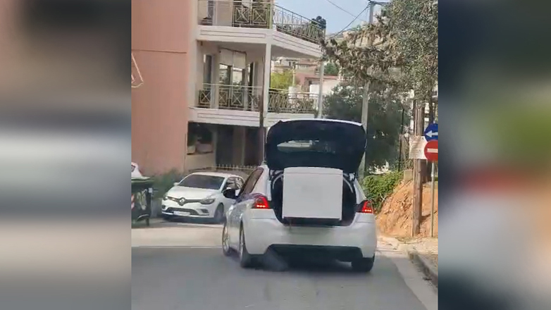Περιπολικό μεταφέρει ψυγείο στο πορτ-μπαγκάζ