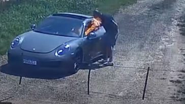 Χρώσταγε και σκηνοθέτησε τον εμπρησμό της Porsche του, αλλά η κάμερα τα κατέγραψε όλα (Βίντεο)