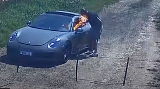 Χρώσταγε και σκηνοθέτησε τον εμπρησμό της Porsche του, αλλά η κάμερα τα κατέγραψε όλα (Βίντεο)