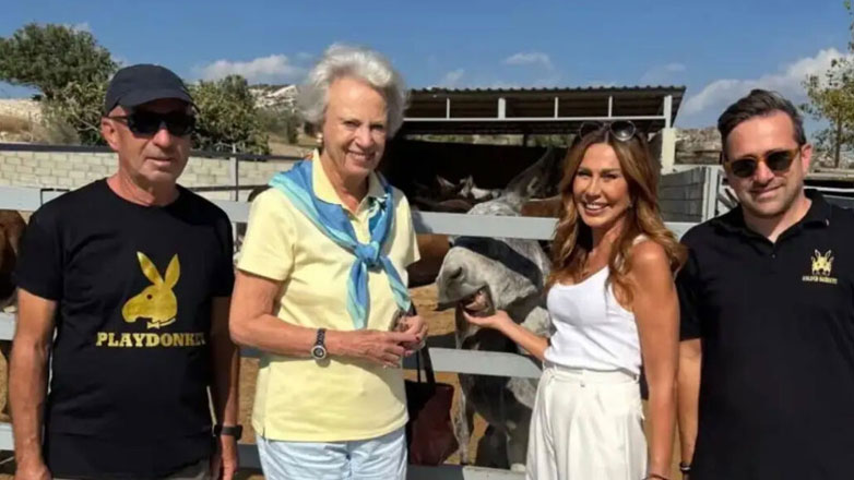 Η Στέλλα Γεωργιάδου υποδέχθηκε την πριγκίπισσα Βενεδίκτη και την τέως βασίλισσα της Μαλαισίας στη φάρμα της!