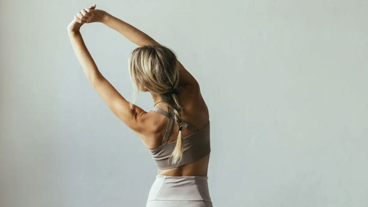 Tadasana: Η yoga pose που διορθώνει αμέσως τη στάση του σώματος